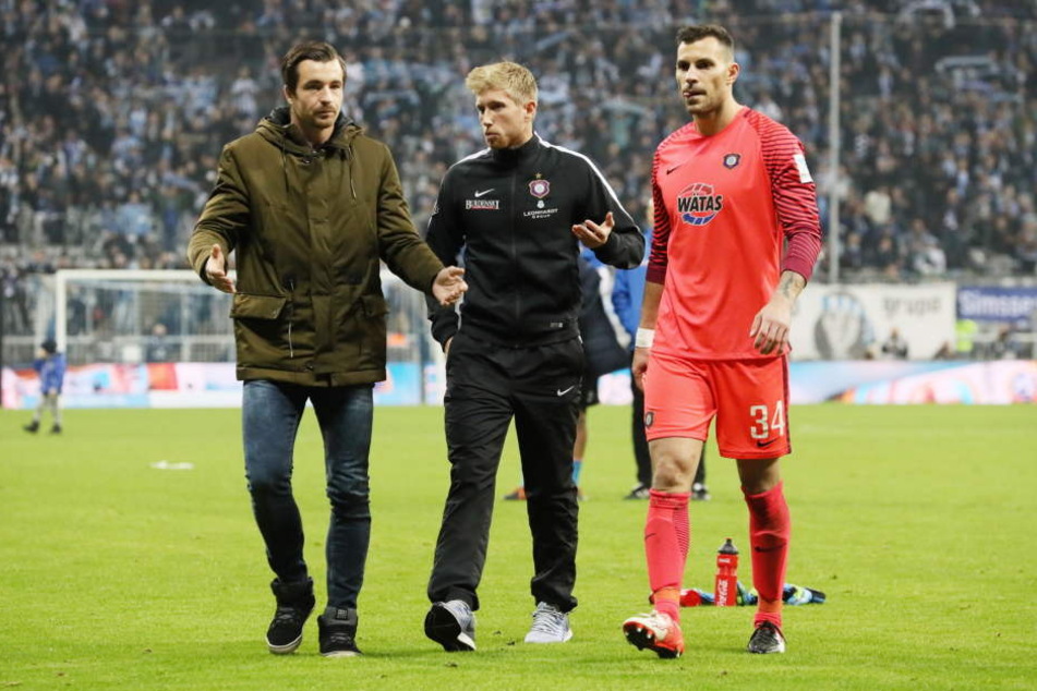 Während seiner Verletzungszeit gab Martin Männel (l.) seinem Torhüter-Kollegen Daniel
Haas (M.) immer wieder Tipps.