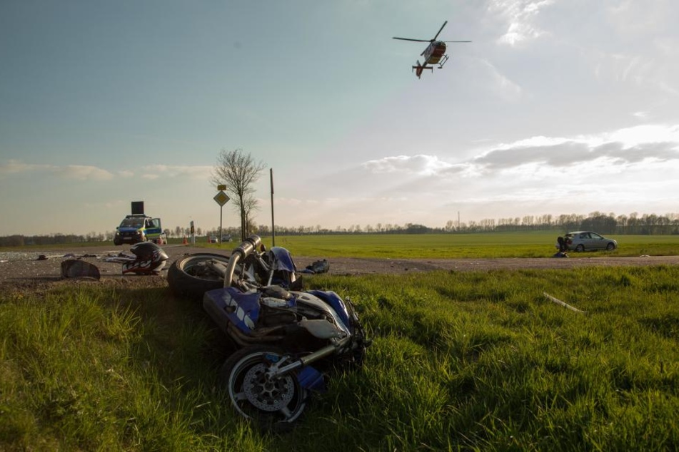 Der Motorradfahrer wurde mit dem Rettungshubschrauber ins Krankenhaus gebracht.
