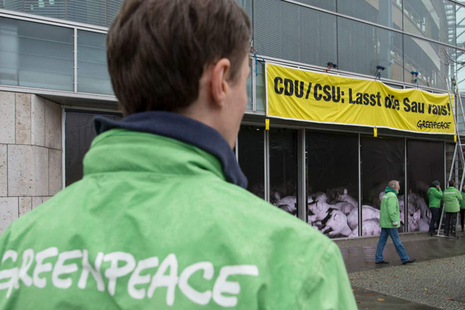 Greenpeace-Aktivisten demonstrieren vor der CDU-Zentrale für ein Umdenken in der Agrarpolitik.