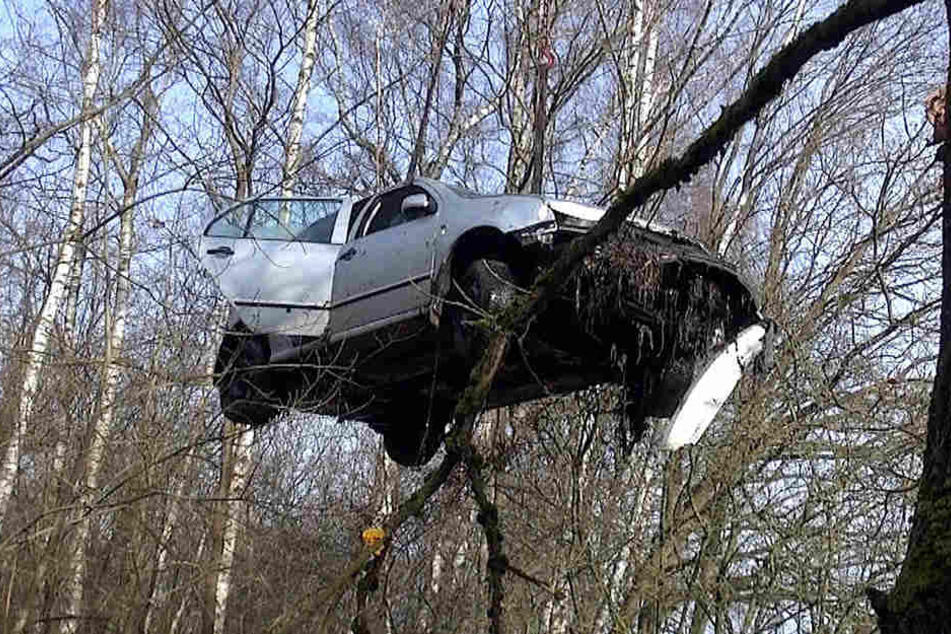 Ein Autokran hob das Wrack aus dem Wasserbecken.