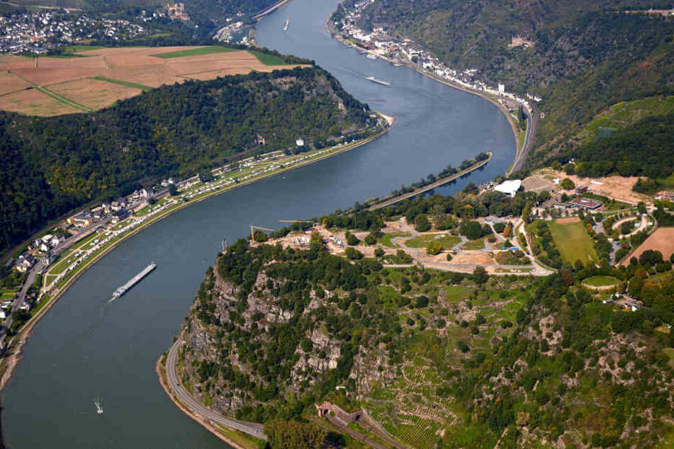 Das Fahrzeug trieb auf dem Rhein davon. (Symbolbild)
