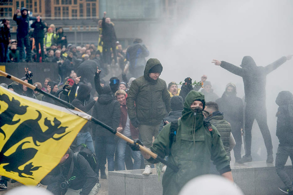 Am "Marsch gegen Marrakesch" gegen den in Marokko gebilligten UN-Pakt haben etwa 5500 Menschen teilgenommen.