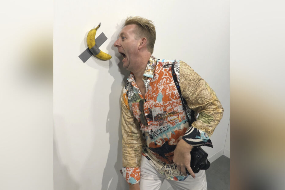 Auch Rene König (46) entwickelte angesichts der schrägen Bananen-Installation auf der Kunstmesse in Miami Appetit.