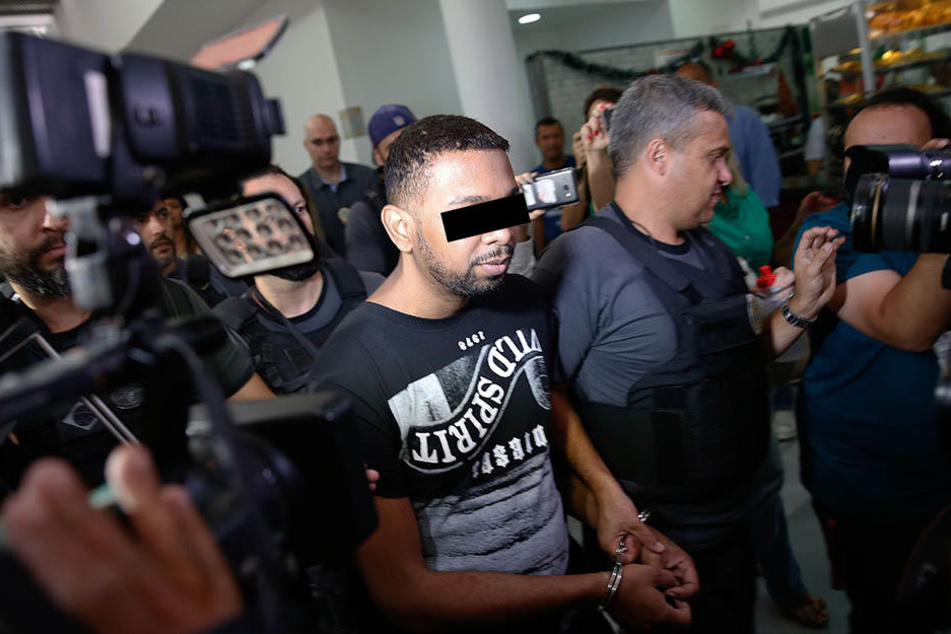 Der Chef des Drogenhandels in der Favela Rocinha, Rogério Avelino da Silva, wurde von brasilianische Polizisten abgeführt.