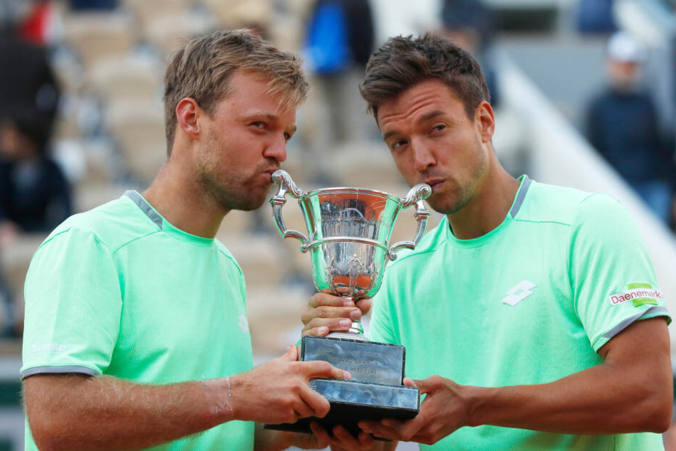 Kevin Krawietz (l, 29) und Andreas Mies (28) jubeln nach ihrem Finalsieg im Doppel bei den French Open.