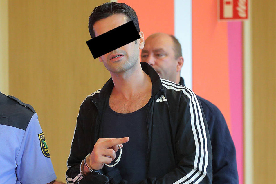 Dauer-Stalker Jamal M. (31) wurde sogar mit Fußfesseln zum Prozess gebracht.