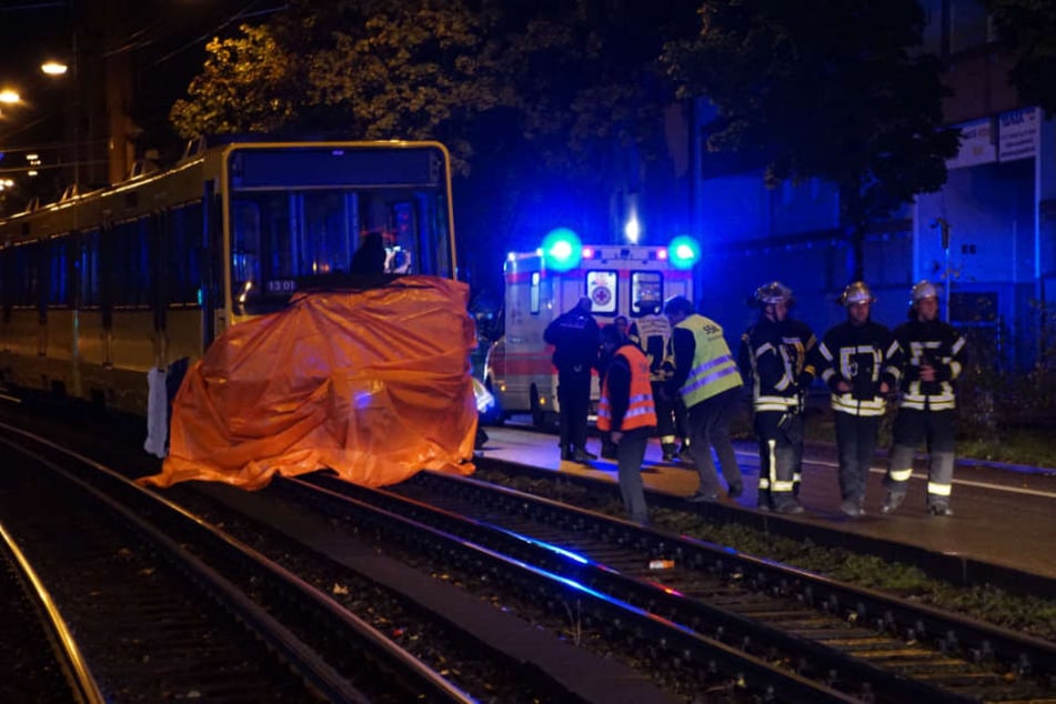 Eine Stadtbahn hat am Donnerstagabend nahe des Cannstatter Wasens einen 20-Jährigen erfasst und getötet.