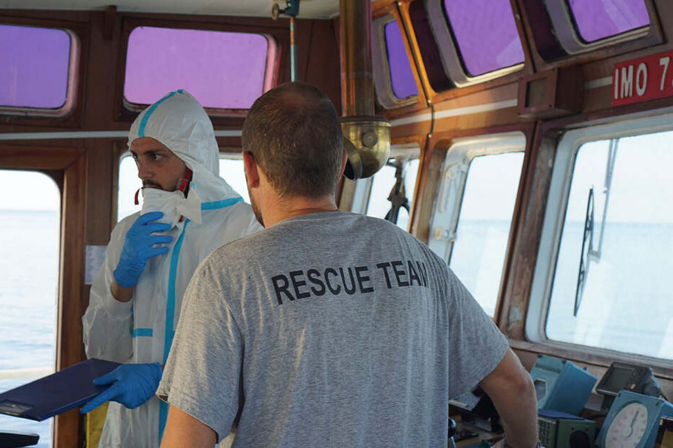 Vor Lampedusa harrt derzeit das spanische Rettungsschiff "Open Arms" mit Dutzenden geretteten Migranten aus.