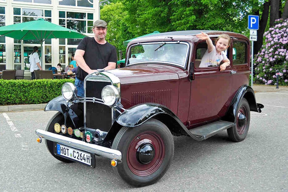 Mario Heinzig und Tochter Christina mit Opel von 1935.