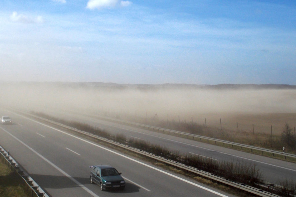 Ein Sandsturm mit starker Sichtbehinderung über die Autobahn A20 bei Bad Doberan westlich von Rostock.