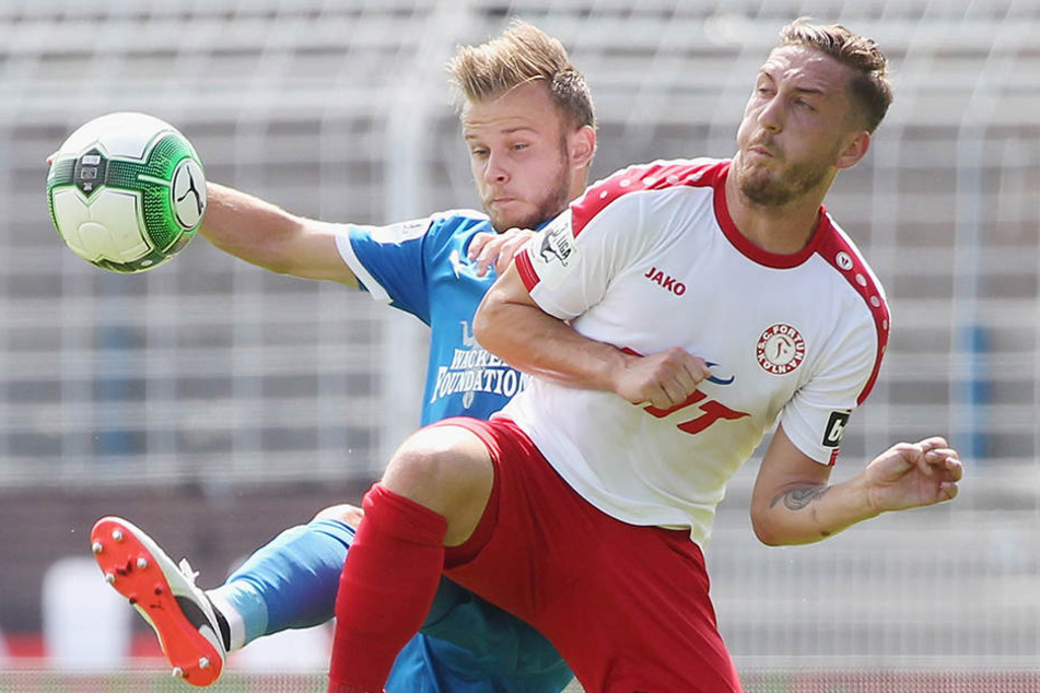 Zweikampf in Jena: Guillaume Cros vom FCC gegen den Kölner Robin Scheu.