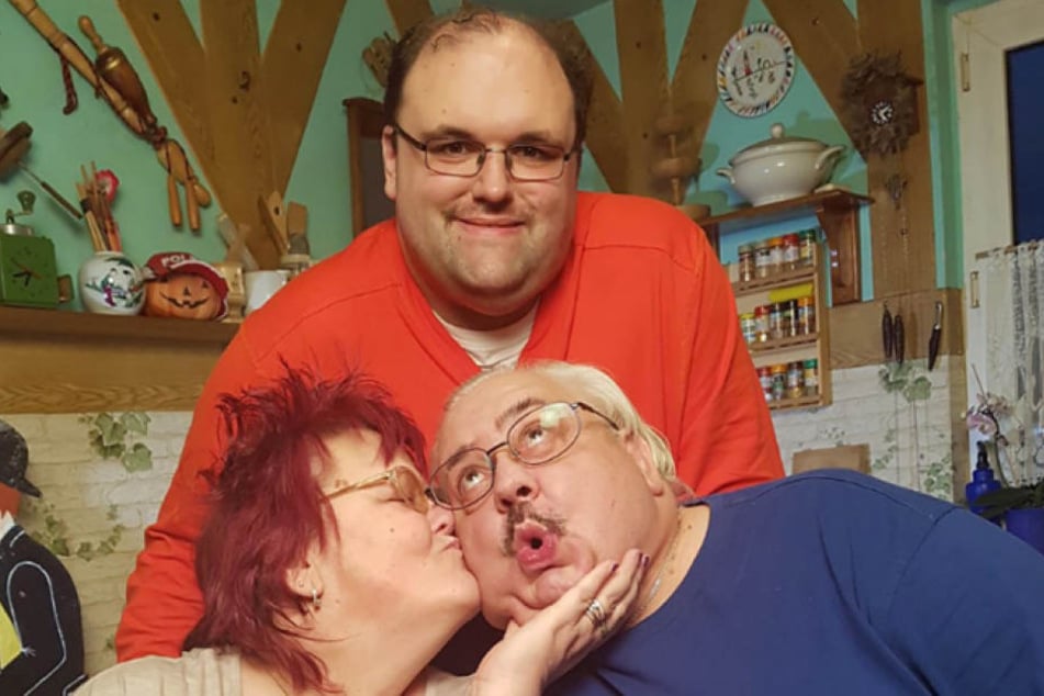 Ingo (26, oben) macht sich auch in diesem Jahr wieder mit seinen Eltern Birgit und Lutz auf die Suche nach der Frau fürs Leben.