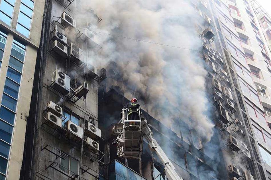 Dichter Rauch quillt aus dem 19-stöckigen Hochhaus in Dhaka.
