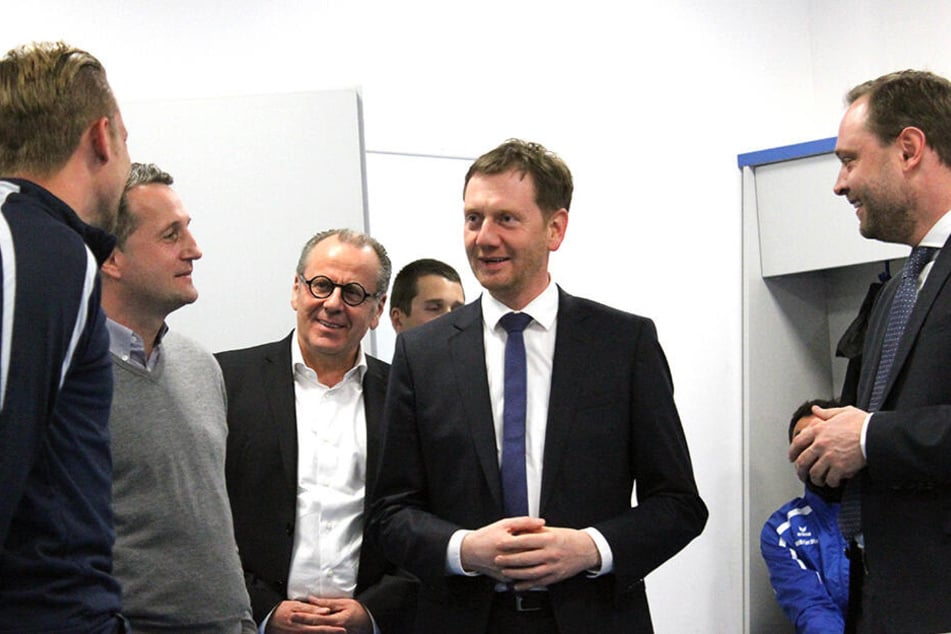 Auf dem Foto sind Kapitän Dennis Grote, CFC-Sportvorstand Thomas Sobotzik, Insolvenzverwalter Klaus Siemon und MP Michael Kretschmer (v.l.) zu sehen.