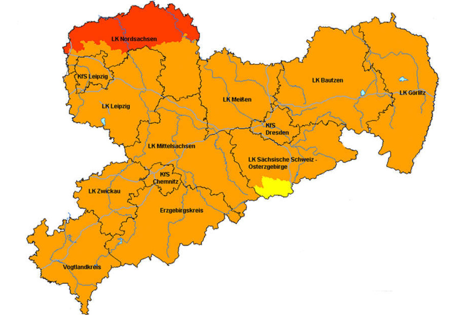 Die Karte vom 28. März zeigt die erhöhte Waldbrandgefahr in Sachsen. Im roten Bereich gilt die Warnstufe 4, in den orange gefärbten Landkreisen und Städten gilt Warnstufe 3.