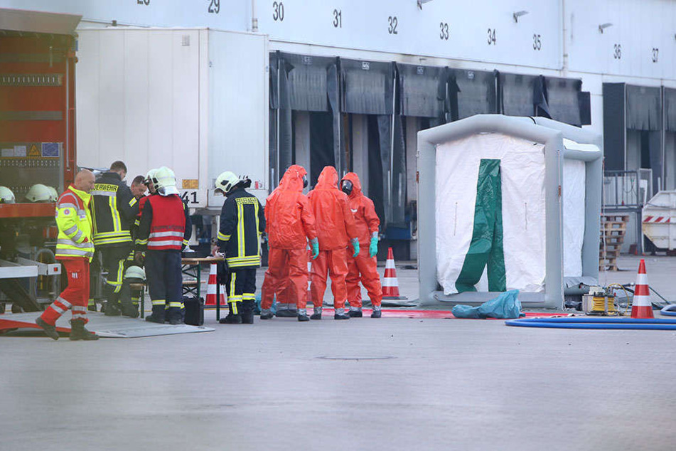 Die Kameraden der Feuerwehr in Schutzmontur.