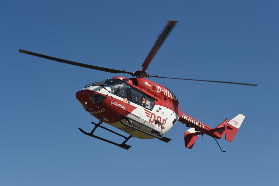 Der schwer verletzte Fahrer wurde per Rettungshubschrauber in eine Klinik gebracht. Für die Beifahrerin kam jede Hilfe zu spät. (Symbolbild)