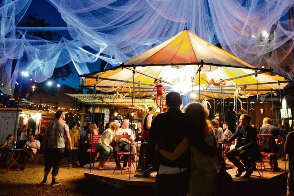 Bunte Traumwelt: Für elf Tage im Juli verwandelt sich die Scheune beim Schaubudensommer in einen Jahrmarkt der Poesie.