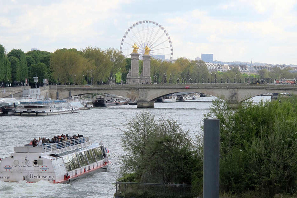 Das Ziel der ersten gemeinsamen Reise von "Mörtel" und "Andrea vom Badesee" ist die französische Hauptstadt Paris.