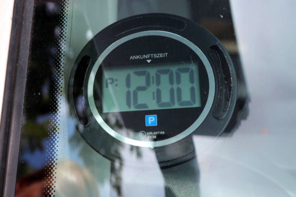 Die elektronische Parkscheibe erinnert ein wenig an einen Wecker.