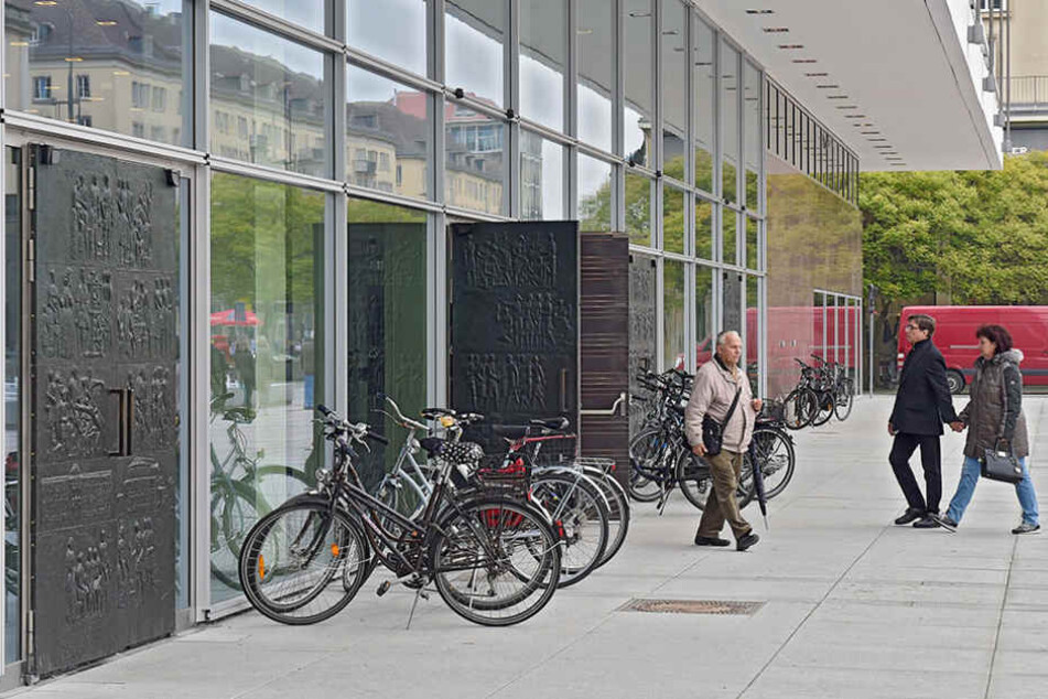 Mangels Radbügel werden Drahtesel angelehnt oder abgestellt.