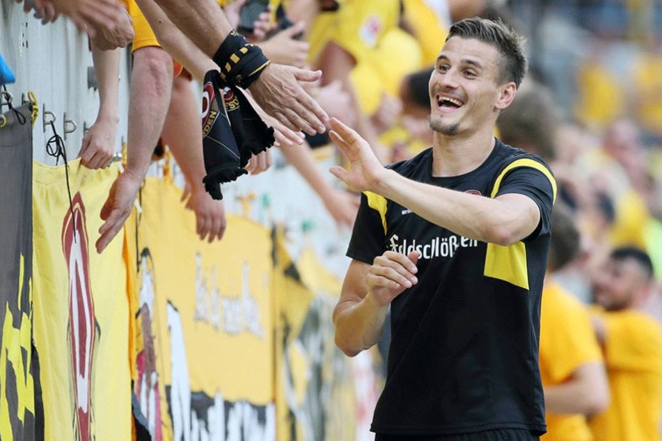 Einer von ihnen:
Früher stand
Stefan Kutschke
selbst im Dyna-
mo-Fanblock,
jetzt kann er als
Spieler mit den
Anhängern feiern.