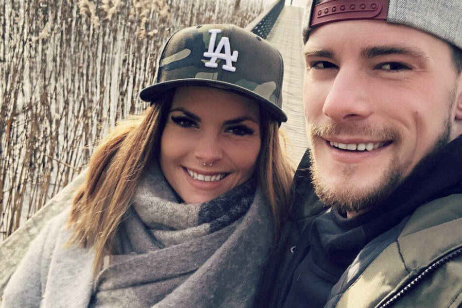 Denise Temlitz und ihr Mann in den Flitterwochen. Bereits damal gab es für sie statt Sekt nur Tee.