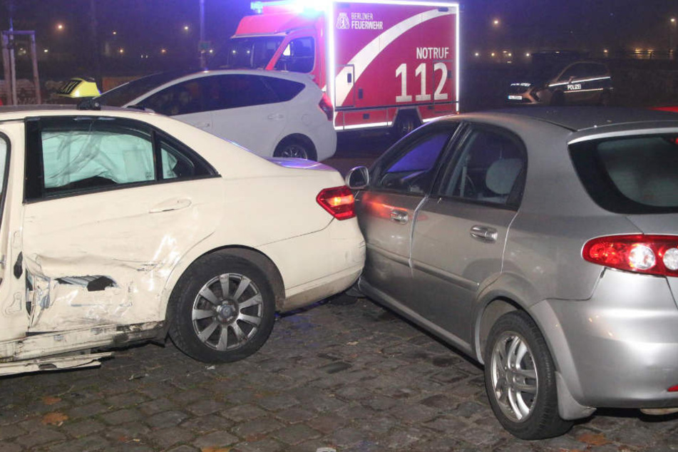 Durch die Wucht des Aufpralls wurde das Mercedes-Taxi gegen dieses geparkte Auto geschleudert.