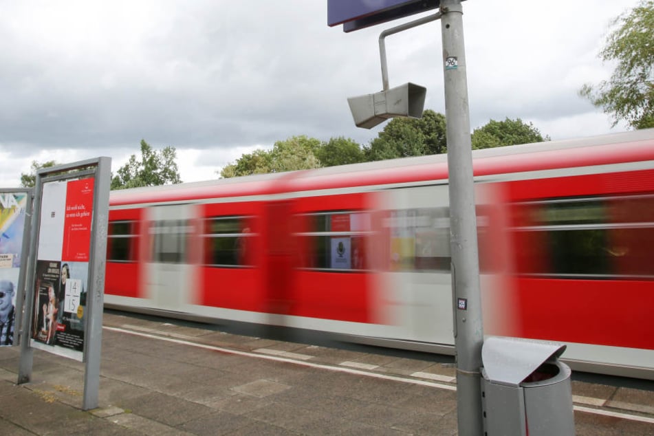 Die Polizei sucht nun mit Bildern der Überwachungskamera in der S-Bahn nach dem Mann. (Symbolbild)