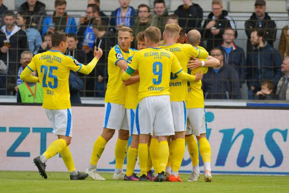 Die FCC-Kicker bejubeln den Treffer zum 1:0 beim Auswärtssieg in Meppen.