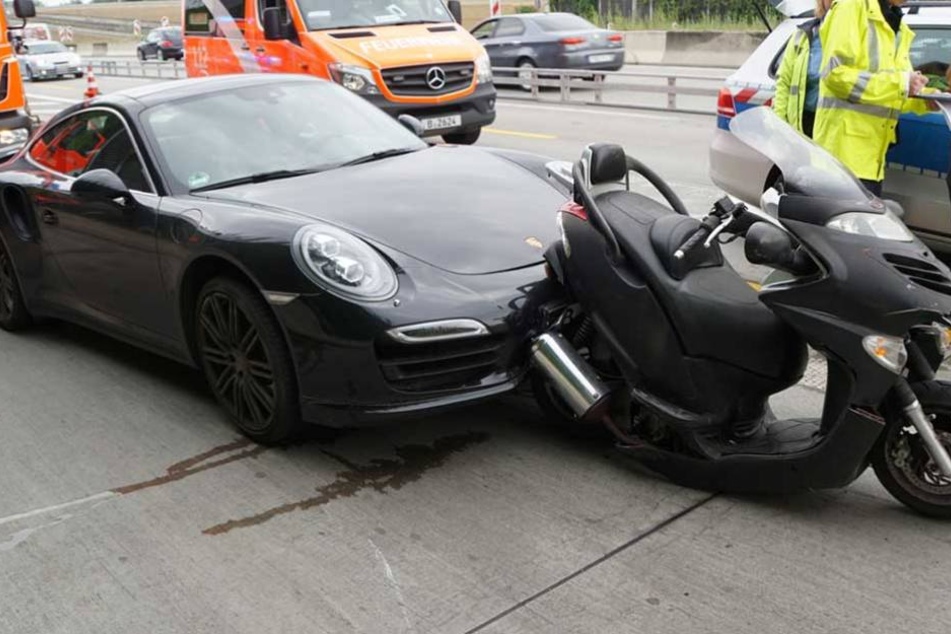 Der Roller steckte nach dem Crash in der Front des Porsches fest.