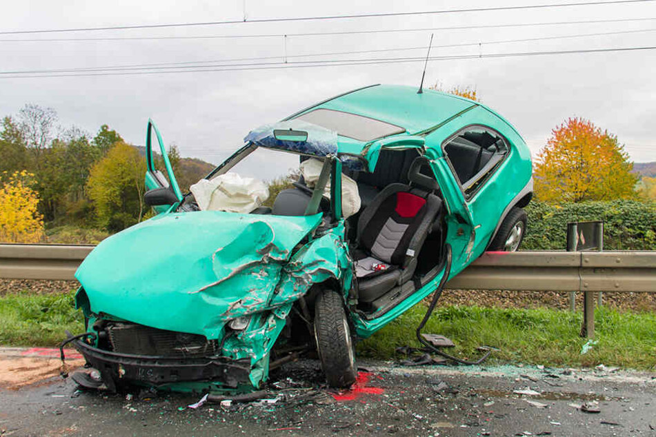 Der Opel Corsa wurde durch die Wucht auf die Leitplanke geschleudert.