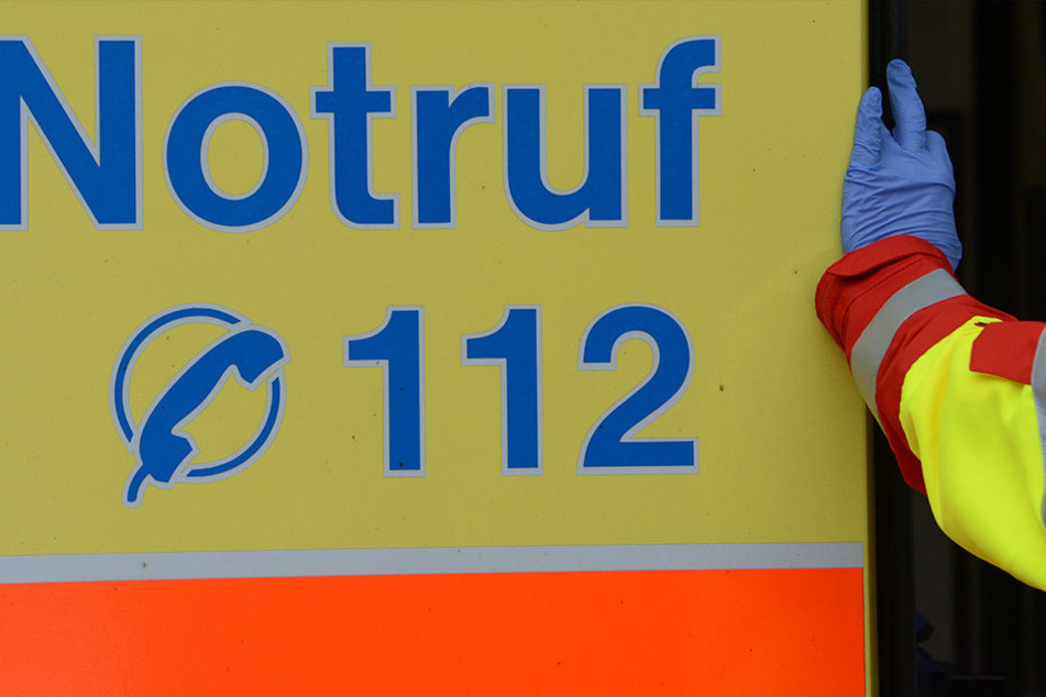 Der Rettungswagen krachte in einen Reisebus. Zwei Menschen wurden verletzt. (Symbolbild)