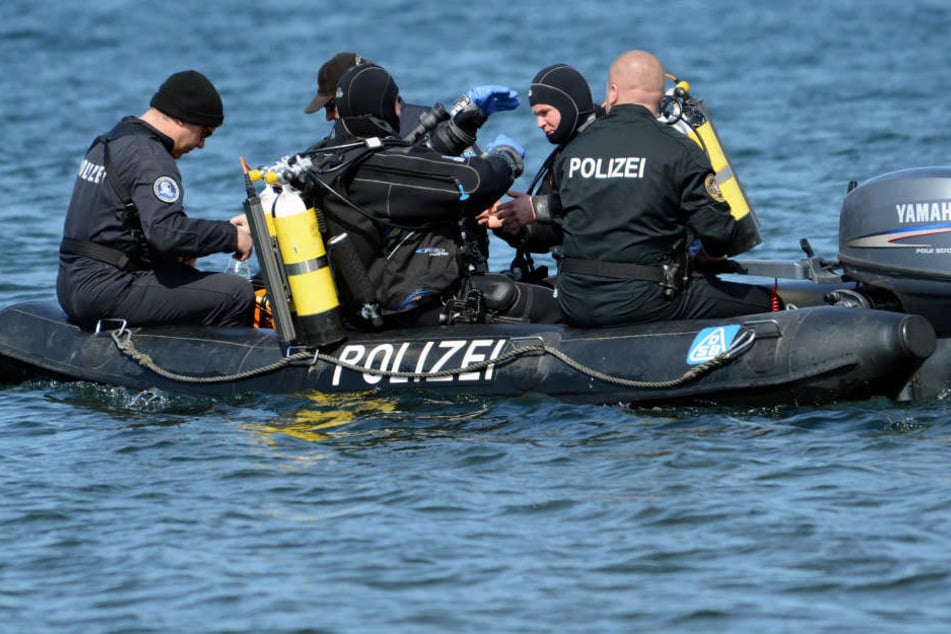 Mehrere Polizisten, sowie sechs Taucher waren zu Hilfe geeilt.