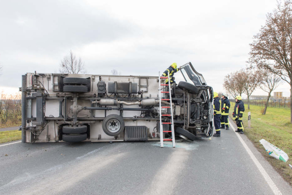 Nachdem der LKW umgekippt ist, rutschte er noch einige Meter über die Straße.
