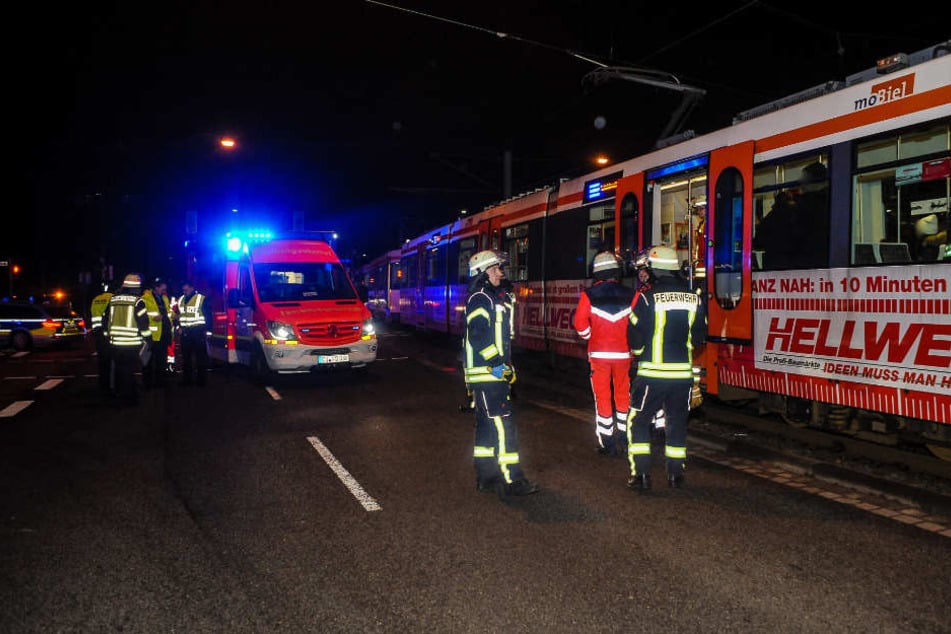 Die Feuerwehr und Notarzt versorgten die verletzte Person am Unfallort.
