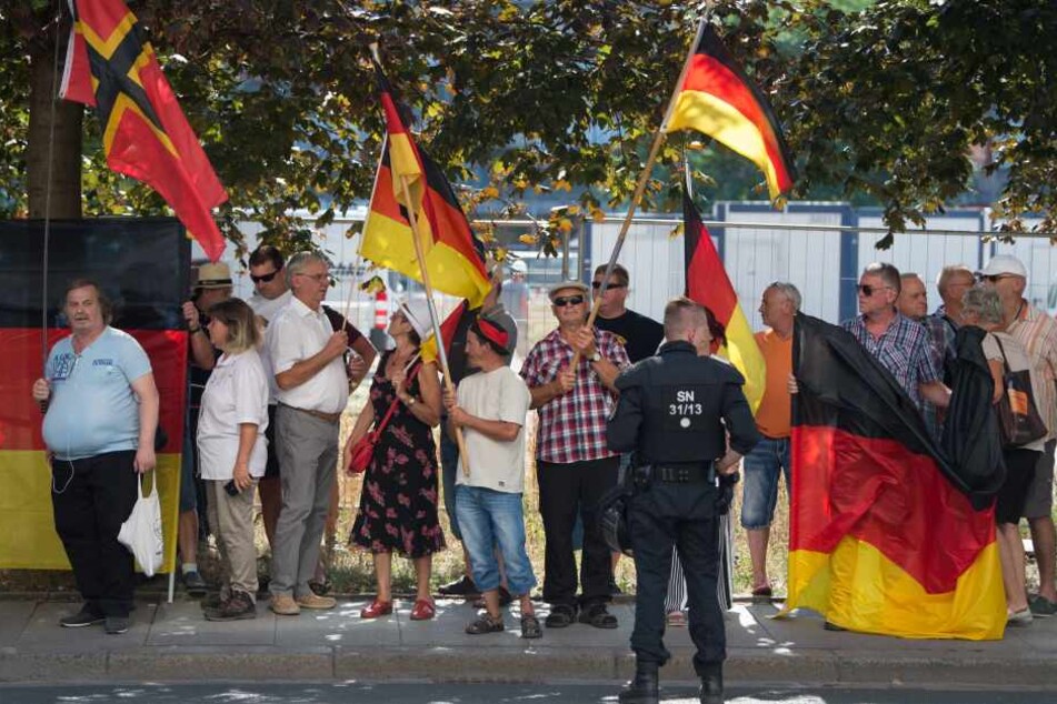 Am Rande des Merkel-Besuches demonstrierten ein paar hundert PEGIDA und AfD-Anhänger. Ein Teilnehmer ging dann auf ein TV-Team los.