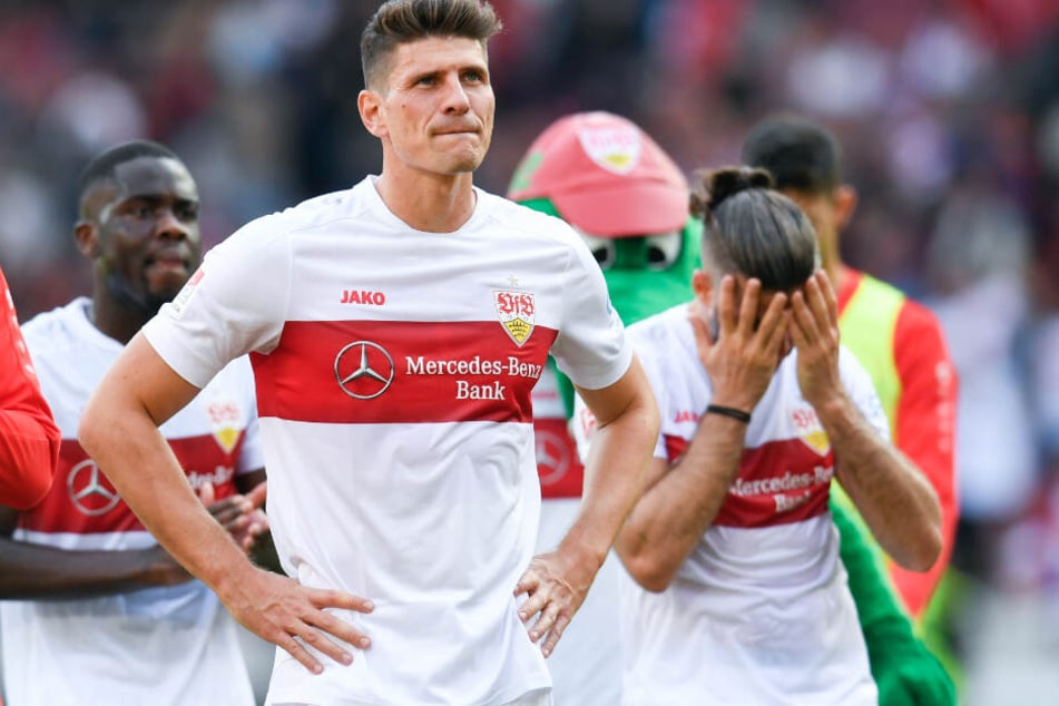 Wären wahrscheinlich am liebsten im Boden versunken: Orel Mangala (l.), Mario Gomez (M), Emiliano Insua (r) vom VfB Stuttgart nach der Pleite gegen Kiel.