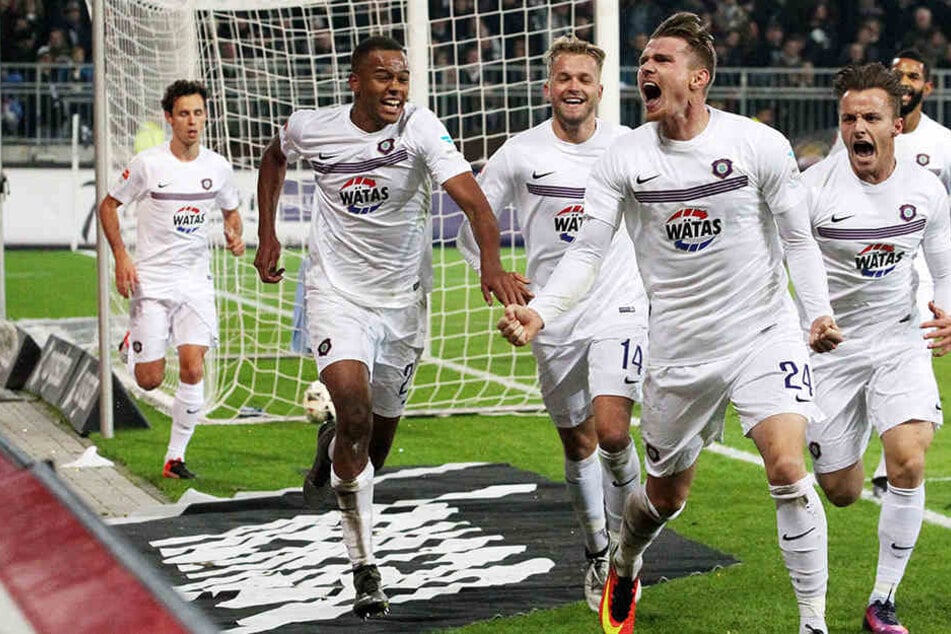 Nach seinem späten Treffer gegen St. Pauli jubelt Steve Breitkreuz (Vordergrund) mit der Mannschaft.
