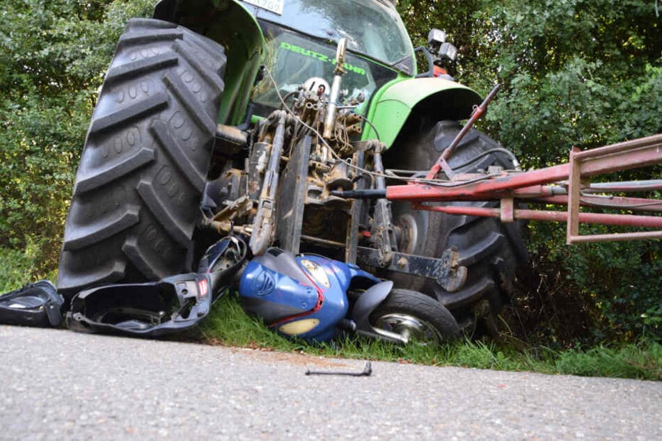 Der Roller geriet unter den Traktor.