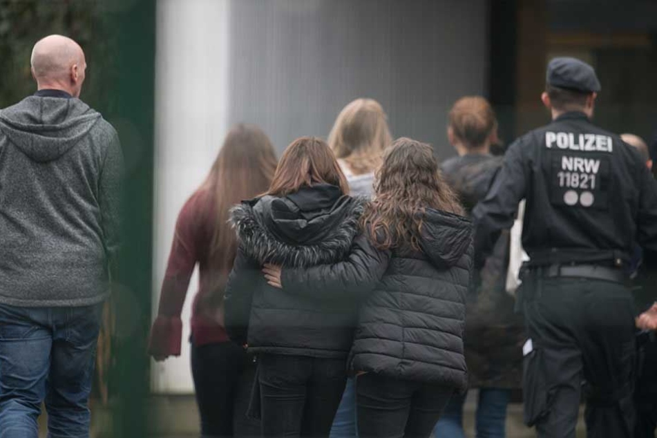 Mitschüler trösten sich nach der schrecklichen Bluttat gegenseitig.