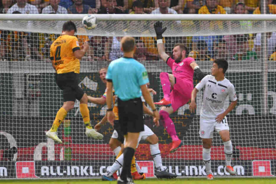 Gegen Dynamo Dresden irrte Torhüter Robin Himmelmann bei einer Ecke durch den Strafraum. Die Folge war ein Gegentreffer.