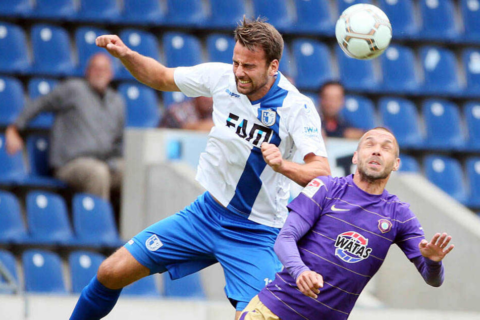 FCM-Angreifer Christian Beck überspringt den Auer Christian Tiffert. Magdeburg schlägt Aue 1:0.