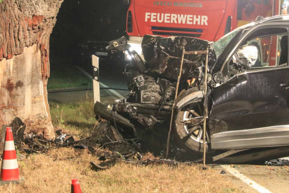 HorrorUnfall VW Tiguan kracht frontal gegen Baum, Fahrer