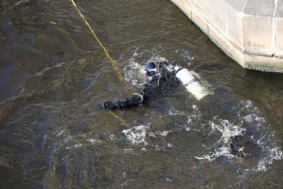 Die Polizei erhofft sich, mögliche Tatwaffen aus dem Kanal bergen zu können. (Symbolbild)