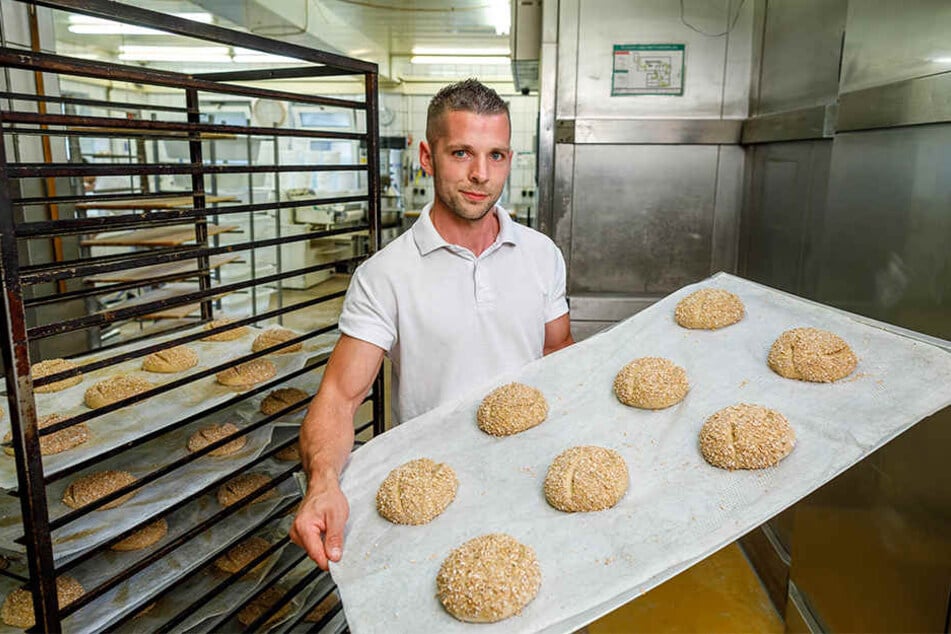 Will "Mister Handwerk" von Deutschland werden: David Haack (32) backt in der Backstube der Feinbäckerei Sachse in Dohna.