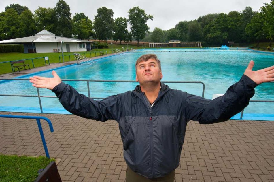 Crossens Freibad-Chef
Carol Forster vor seinem leeren Bad. Das Wetter vergrault
die Gäste.