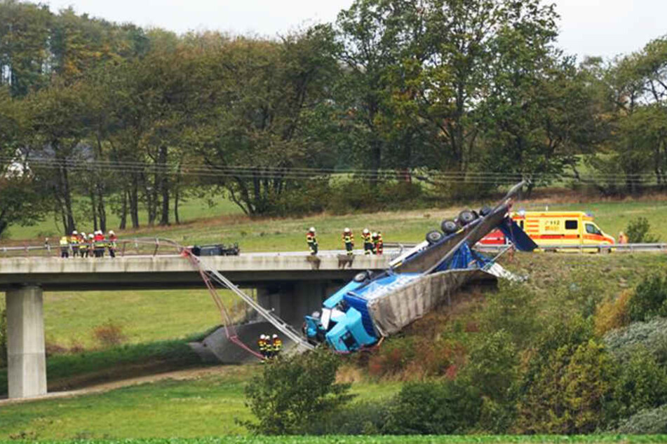 Der Lkw stürzte von der Brücke und riss etwa 100 Meter Leitplanke mit.