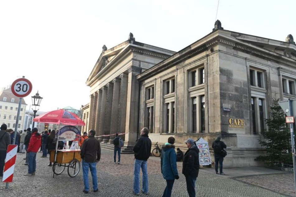Die Schinkelwache ist nur durch die Sophienstraße vom Schloss getrennt.