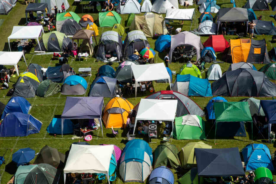 Zelte stehen auf einem Campingplatz beim Open-Air-Festival "Rock im Park".